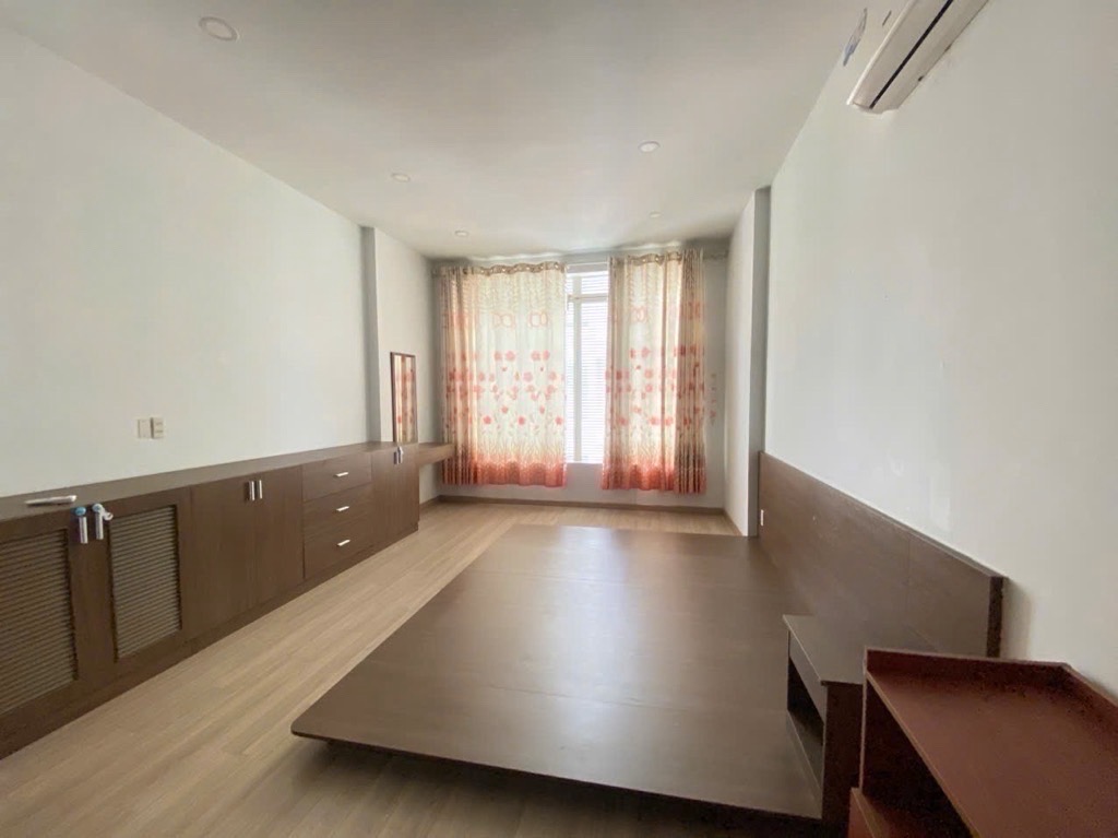 Mô tả:,- DT: Ngang 4m dài 14m-1 trệt 2Lầu Sân Thượng 3 PN 4WC-Nha 2 Mặt Tiền KD Sầm uất- Mặt Tiền Đ