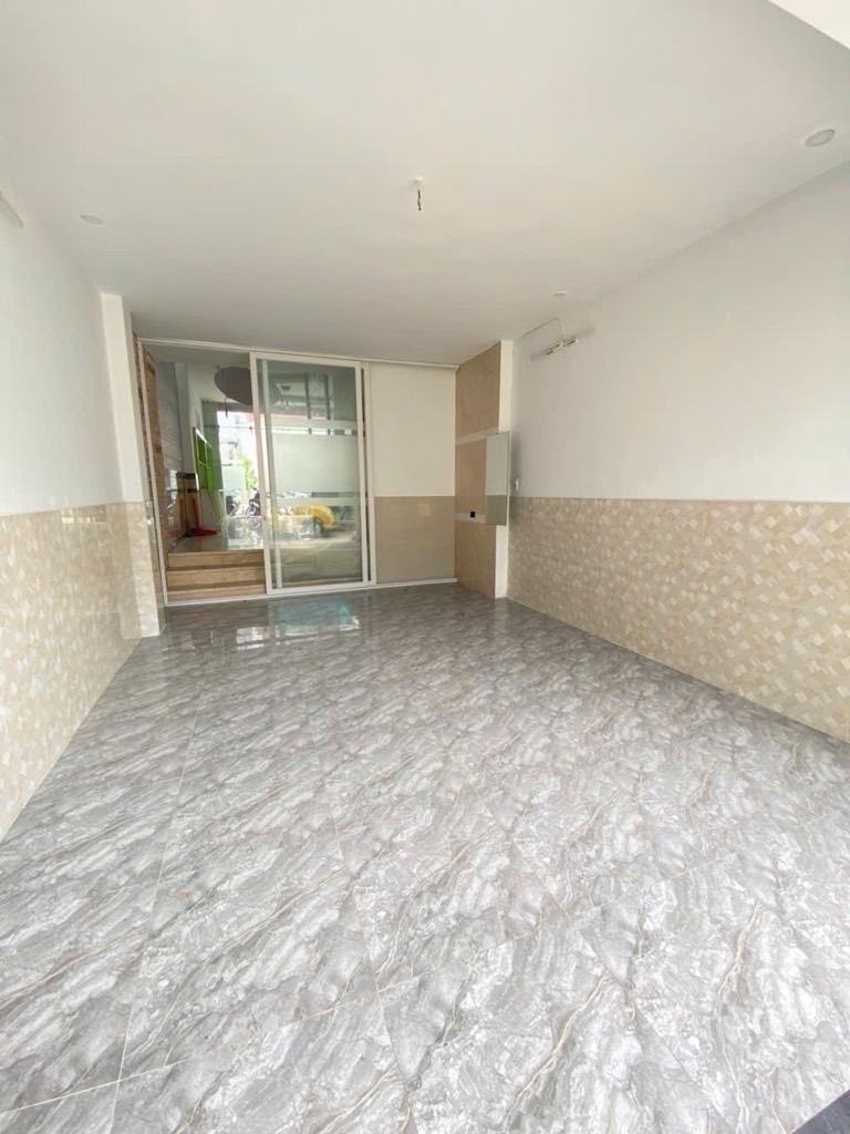 Mô tả:,- DT: Ngang 4m dài 14m-1 trệt 2Lầu Sân Thượng 3 PN 4WC-Nha 2 Mặt Tiền KD Sầm uất- Mặt Tiền Đ