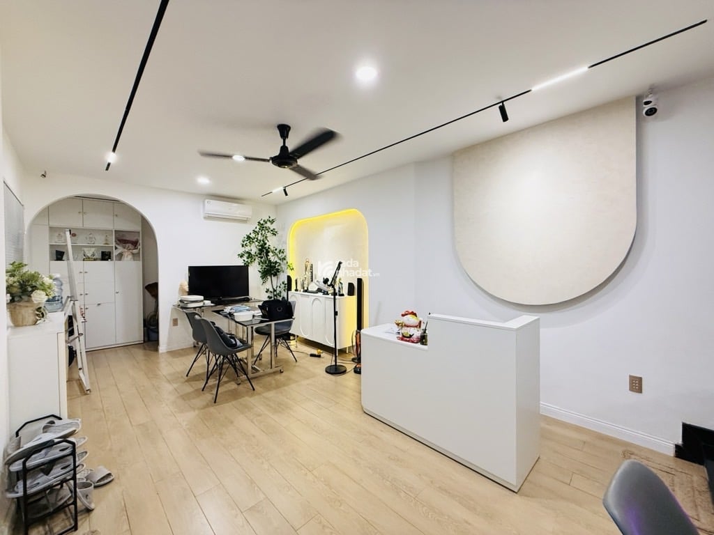  Kết cấu nhà 4 tầng BTCT 4PN, 4WC, Phòng khách, bếp. 