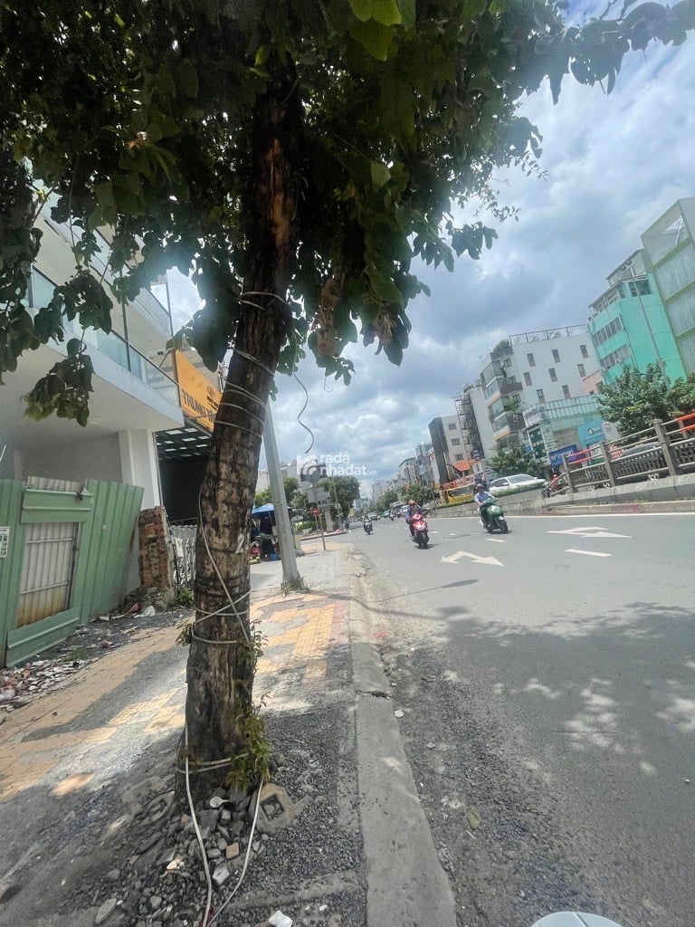 CỘNG  HOÀ HIẾM NHÀ BÁN NGANG 7.5*23M làm CHDV PHÒNG KHÁM KHÁCH SẠN 