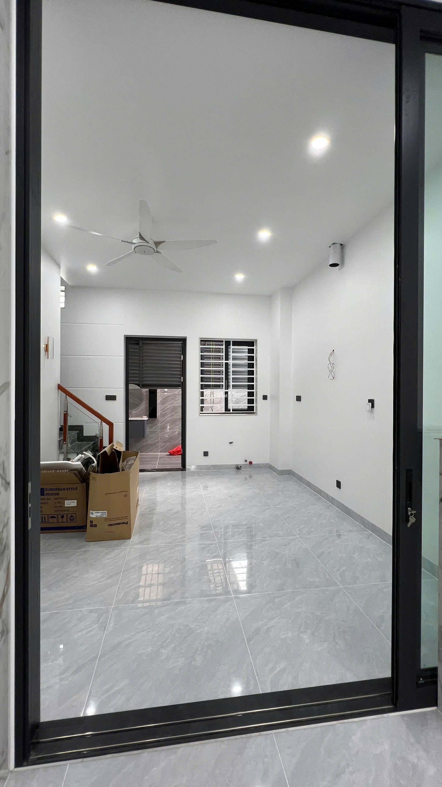 90m2 - 12 triệu/tháng - Cho thuê nhà tầng 1 và hầm xe, Q7 Riverside