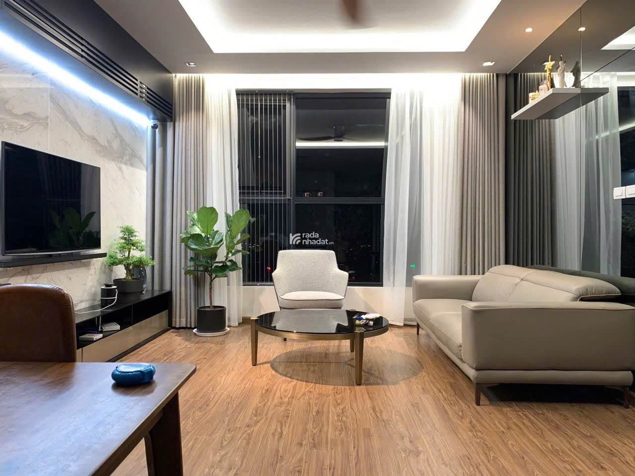 Bán căn hộ 2 phòng ngủ, diện tích 62m ban công đông nam full nội thất chung cư VP6 Linh Đàm