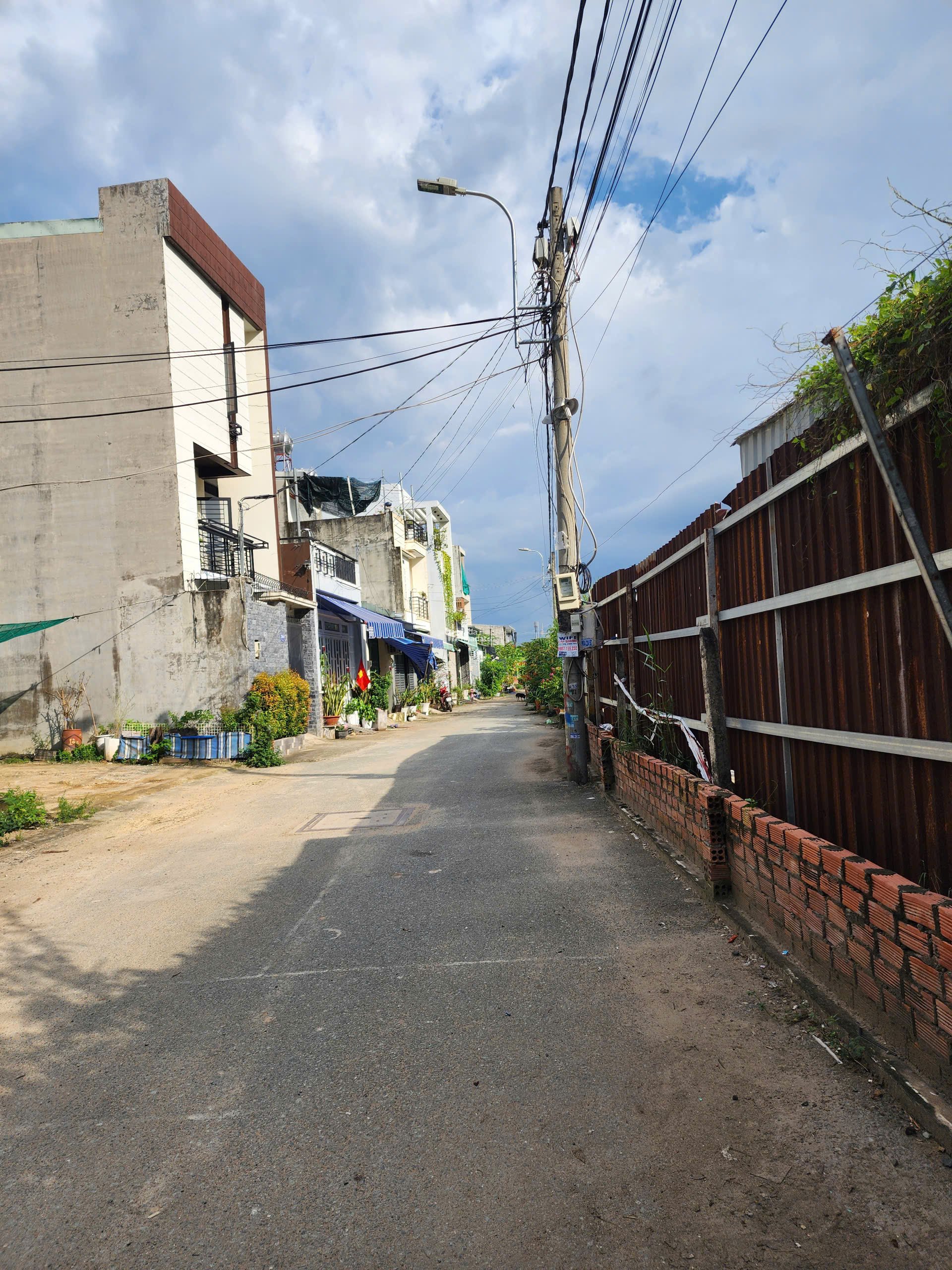 HIẾM, BÁN ĐẤT TẶNG NHÀ C4 HXH ĐƯỜNG PHƯỚC THIỆN CẠNH VINHOMES Q9 63M  NGANG 5 CHỈ 4.X TỶ (TLCC)