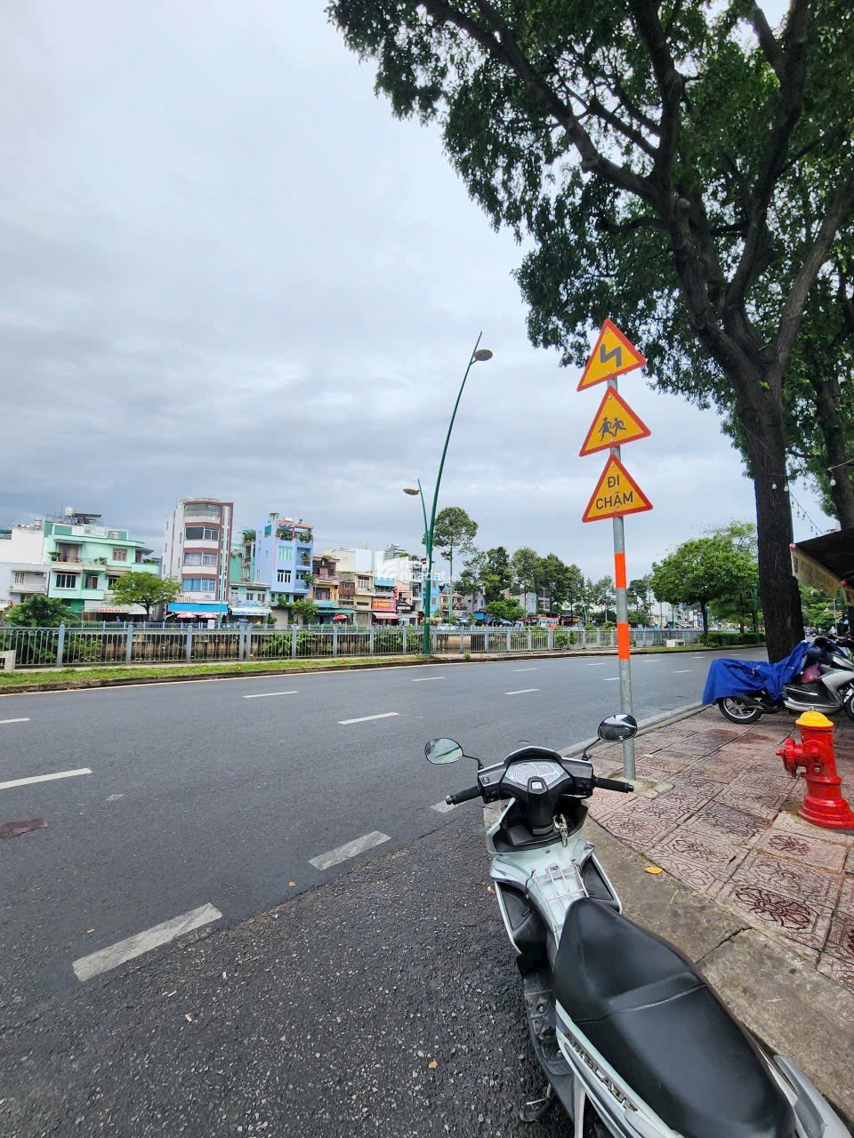  BÁN LÔ ĐẤT ĐẸP NGANG 8M . ĐÃ CÓ GPXD 1 HẦM 9 TẦNG . MẶT TIỀN TRƯỜNG SA . CHỈ 24 TỶ  