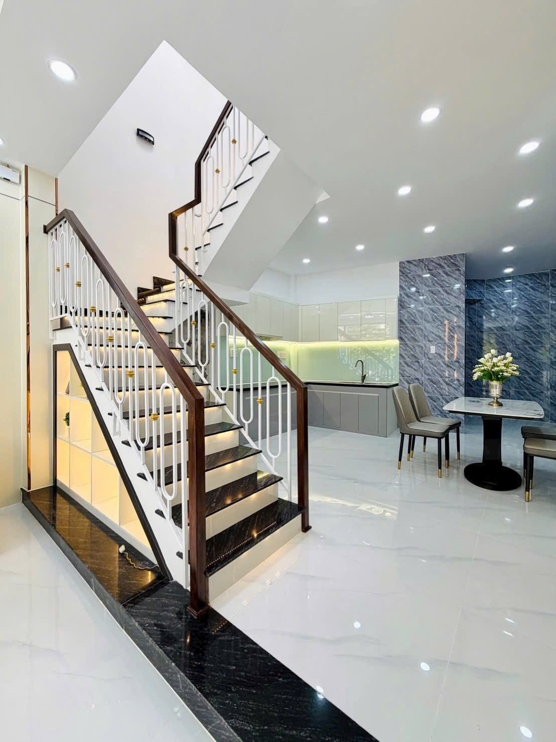 Cần bán gấp nhà diện tích 32,4m2 giá 3tỷ1 đường Hoàng Hoa Thám Tân Bình