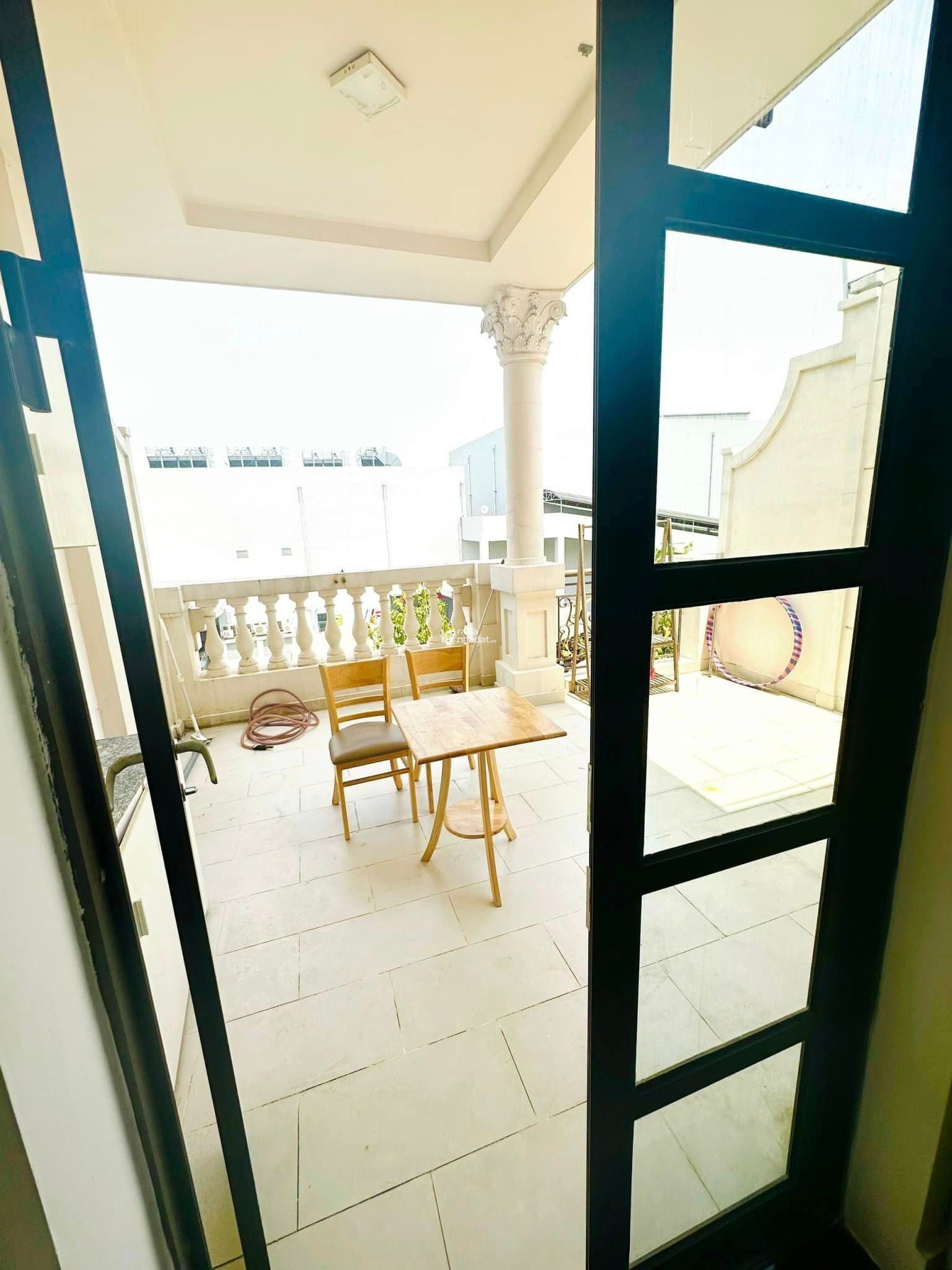 Hiếm! Bán gấp căn 2PN 219 Trung Kính ban công Đông Nam, Full nội thất xịn xò, giá tốt 5,5 tỷ!
