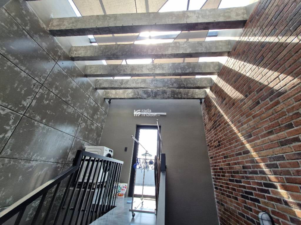 ĐỘC BẢN NHÀ PHỐ INDUSTRIAL - THIẾT KẾ LỆCH TẦNG & THÔ MỘC TINH TẾ - PHÚ HỮU Q9 - 7.5 TỶ