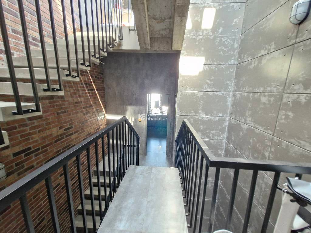 ĐỘC BẢN NHÀ PHỐ INDUSTRIAL - THIẾT KẾ LỆCH TẦNG & THÔ MỘC TINH TẾ - PHÚ HỮU Q9 - 7.5 TỶ