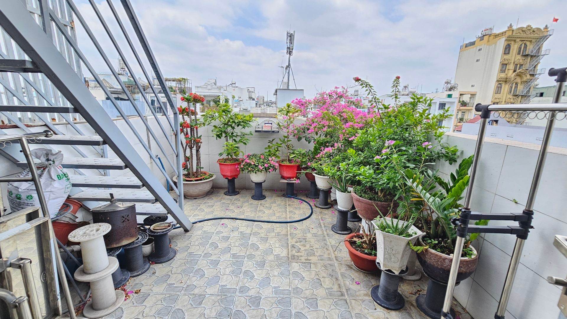 Mặt tiền Tây Sơn đường 10m, 74m2, 5 tầng, 5PN, đầy đủ nội thất, Chỉ 8.2 tỷ 