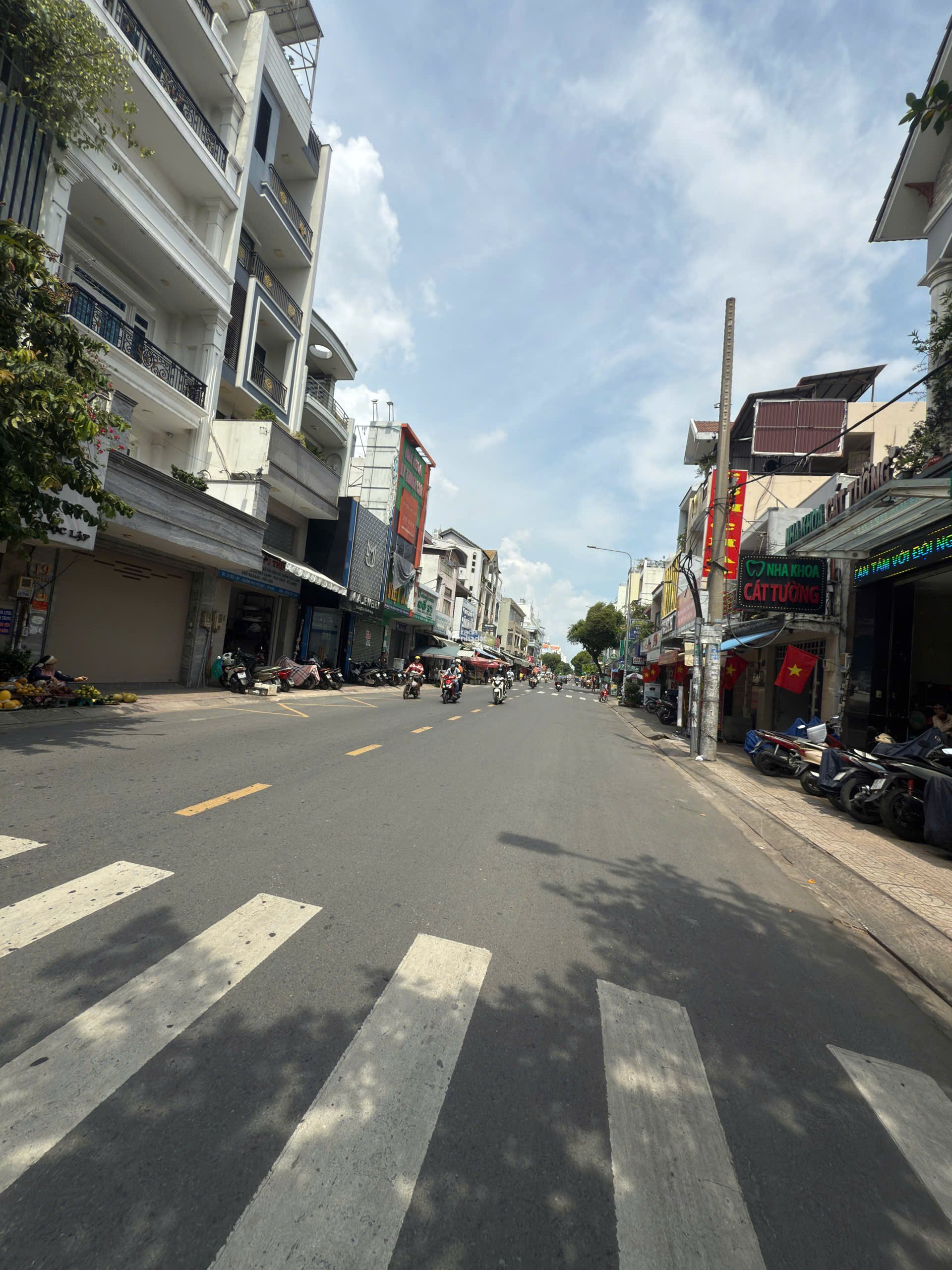 Nhà hẻm ra mặt tiền chỉ vài bước chân mà giá cực tốt diện tích cực hiếm.