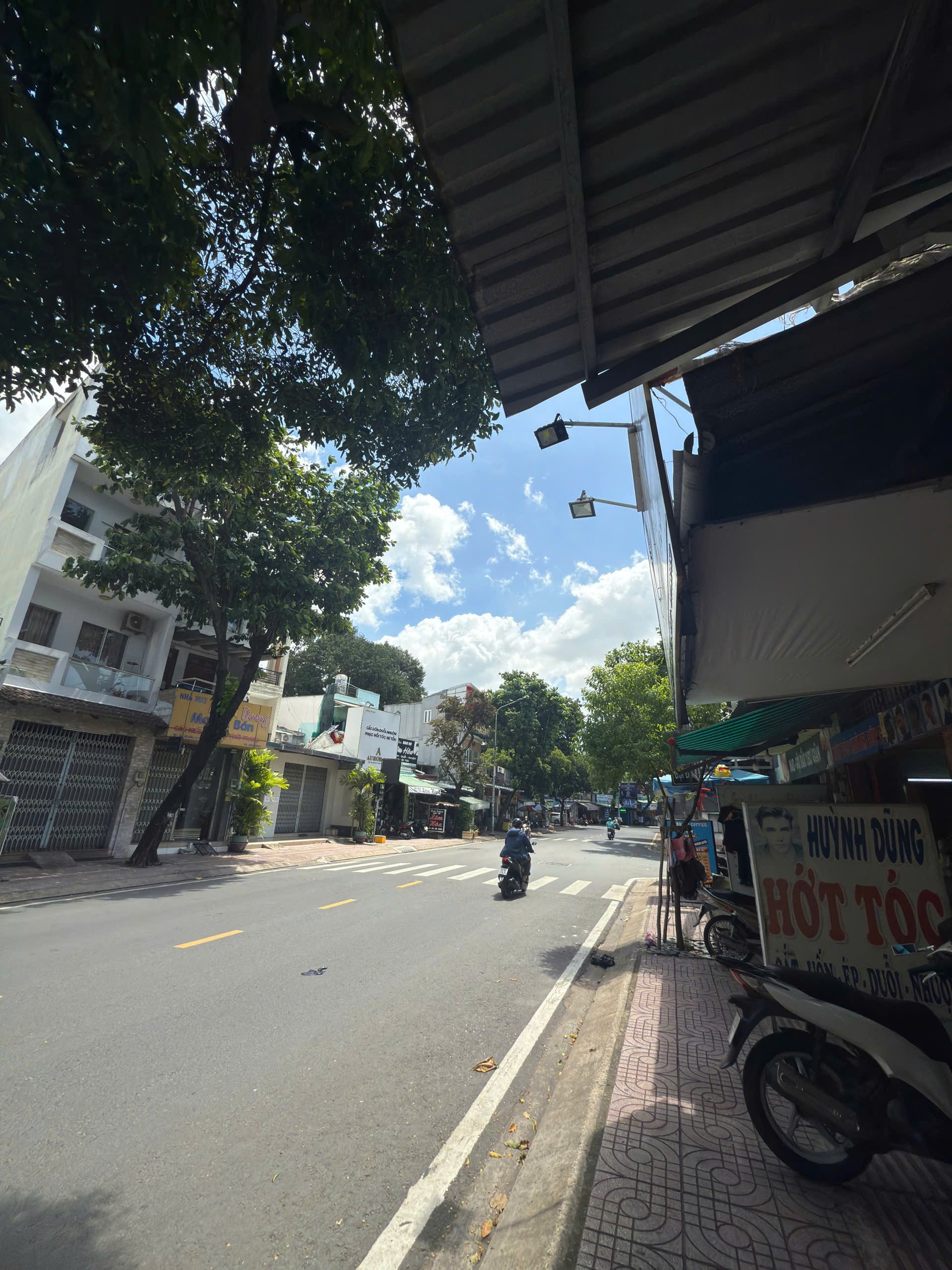 Nhà hẻm ra mặt tiền chỉ vài bước chân mà giá cực tốt diện tích cực hiếm.