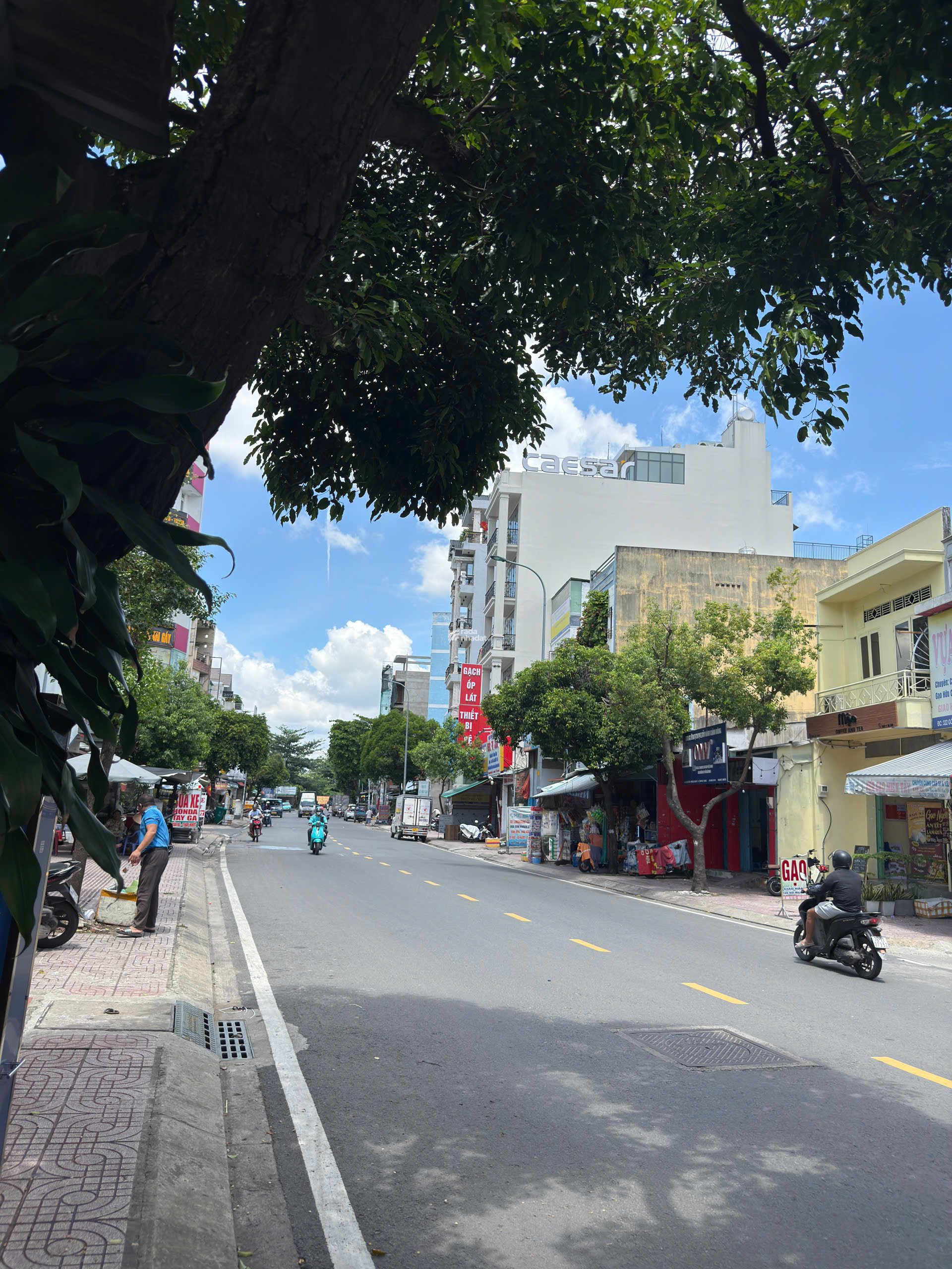 Nhà hẻm ra mặt tiền chỉ vài bước chân mà giá cực tốt diện tích cực hiếm.