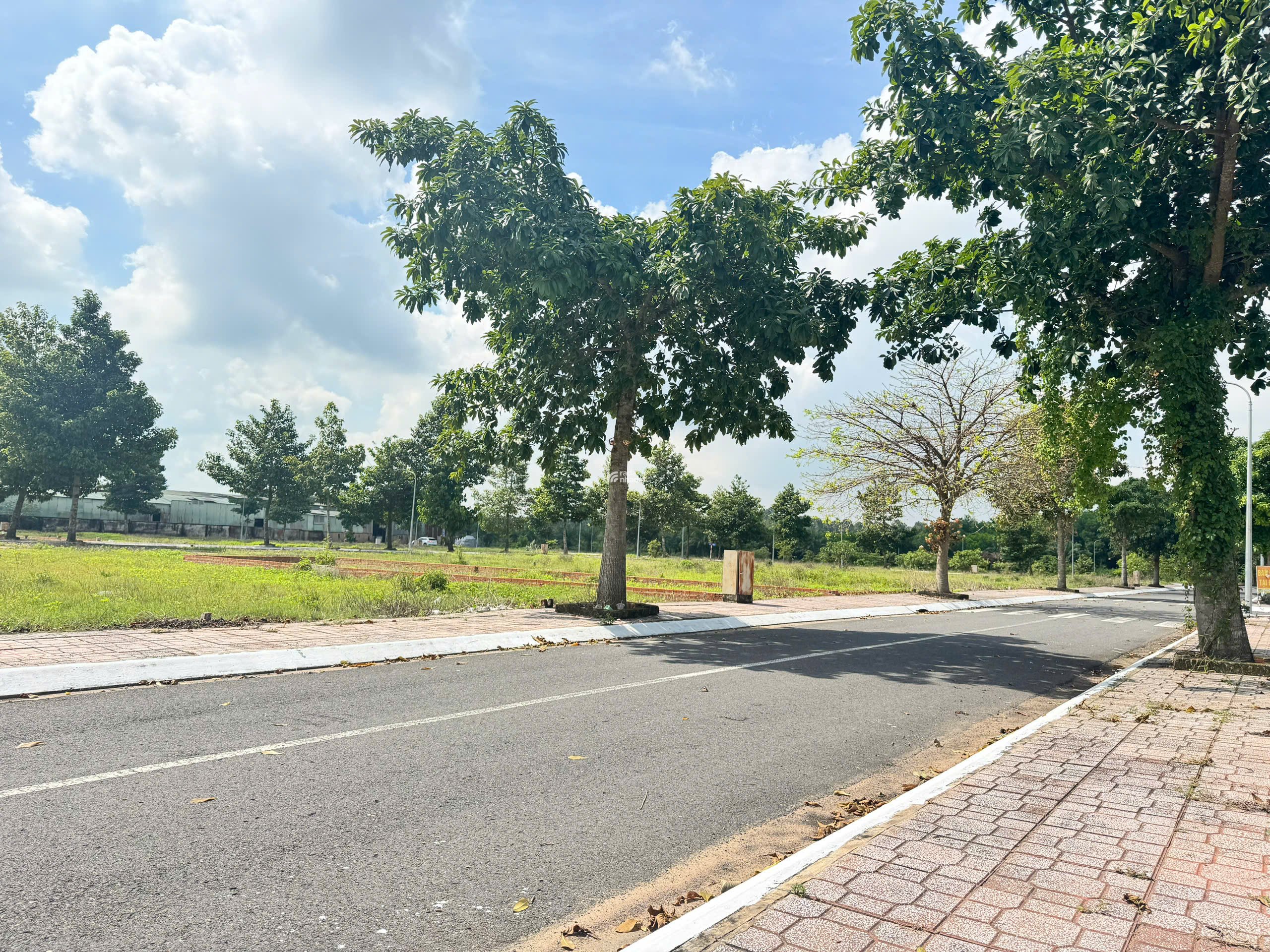 BÁN LÔ 100M2 Ở KHU DÂN CƯ AN VIỄN NGAY MẶT TIỀN ĐƯỜNG LỚN - GIÁ 800 TRIỆU/M2 - SHR