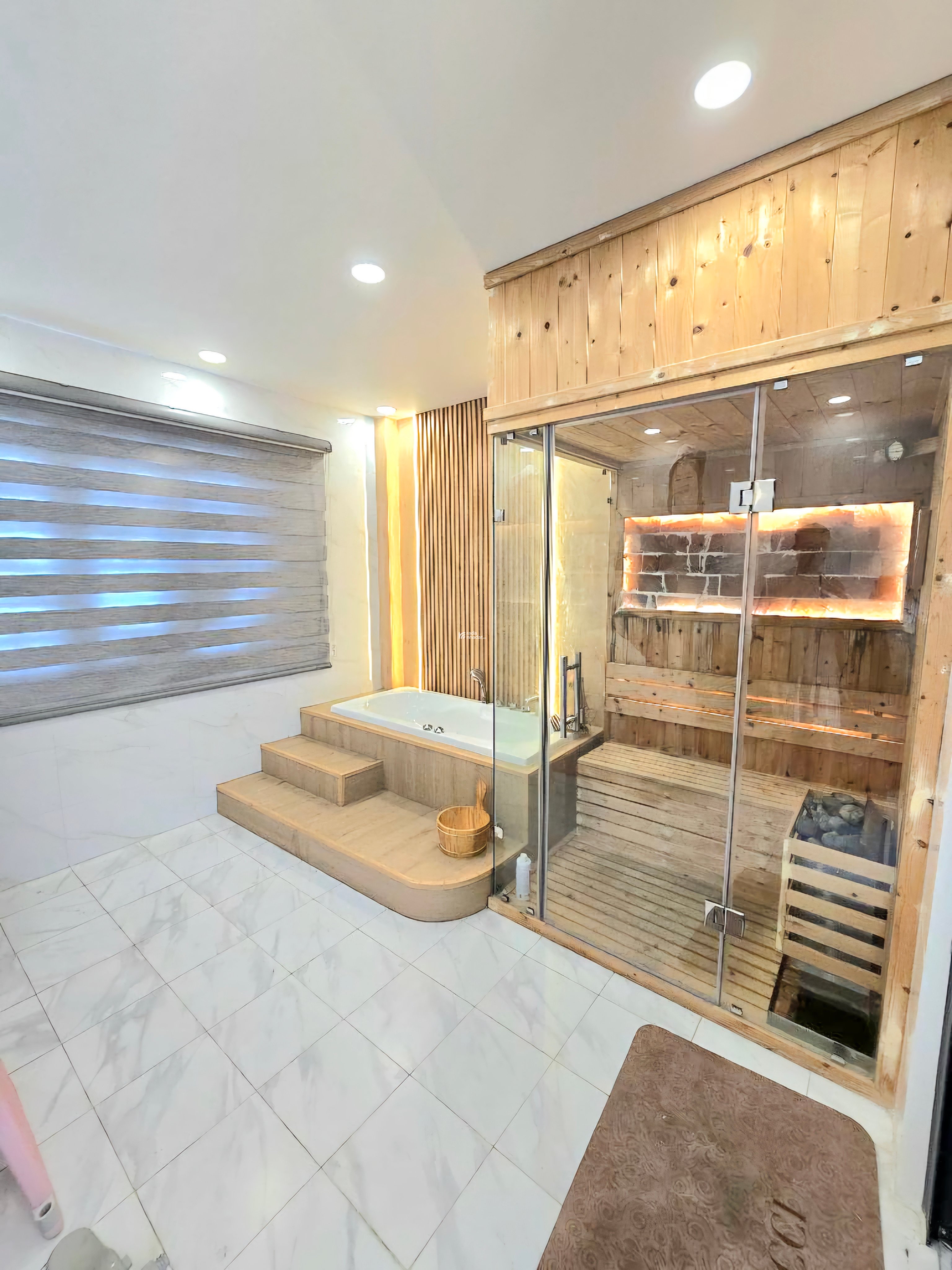 BÁN NHÀ ĐẸP TÂN PHÚ ,QUẬN 11- 5 TẦNG - 4.5x 20M - HXT 8M THÔNG