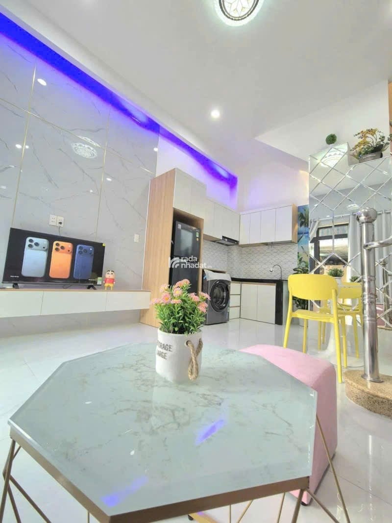 Nhà đẹp full nội thất ở ngay HXH 6M Hòa Bình, P. Hiệp Tân, Q. Tân Phú. Chỉ 3.65 tỷ