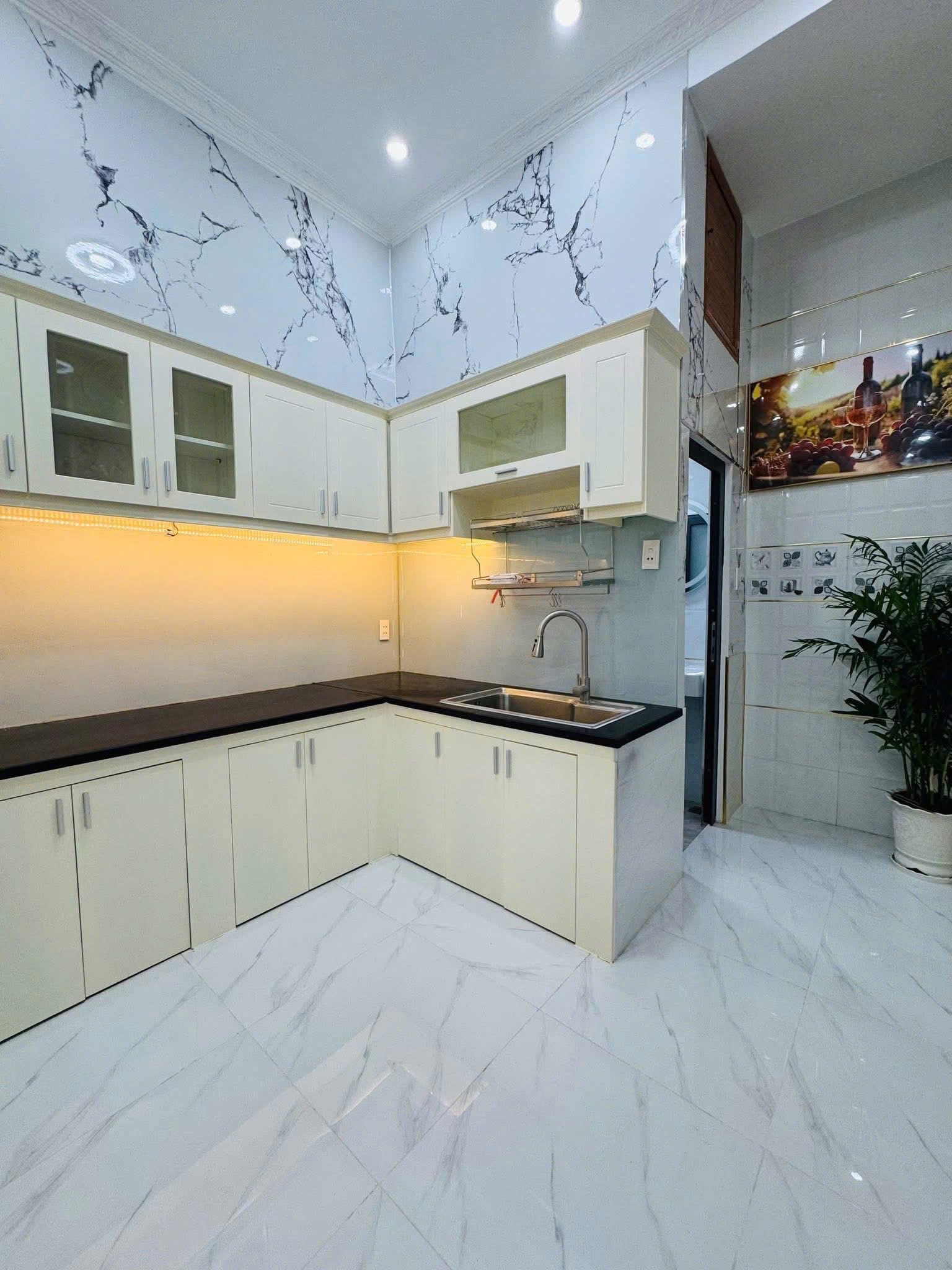 Bán nhà đẹp 3 mặt tiền hẻm xe hơi ngay đường Trần Cao Vân phường 14 Phú Nhuận, 40m2, SHR