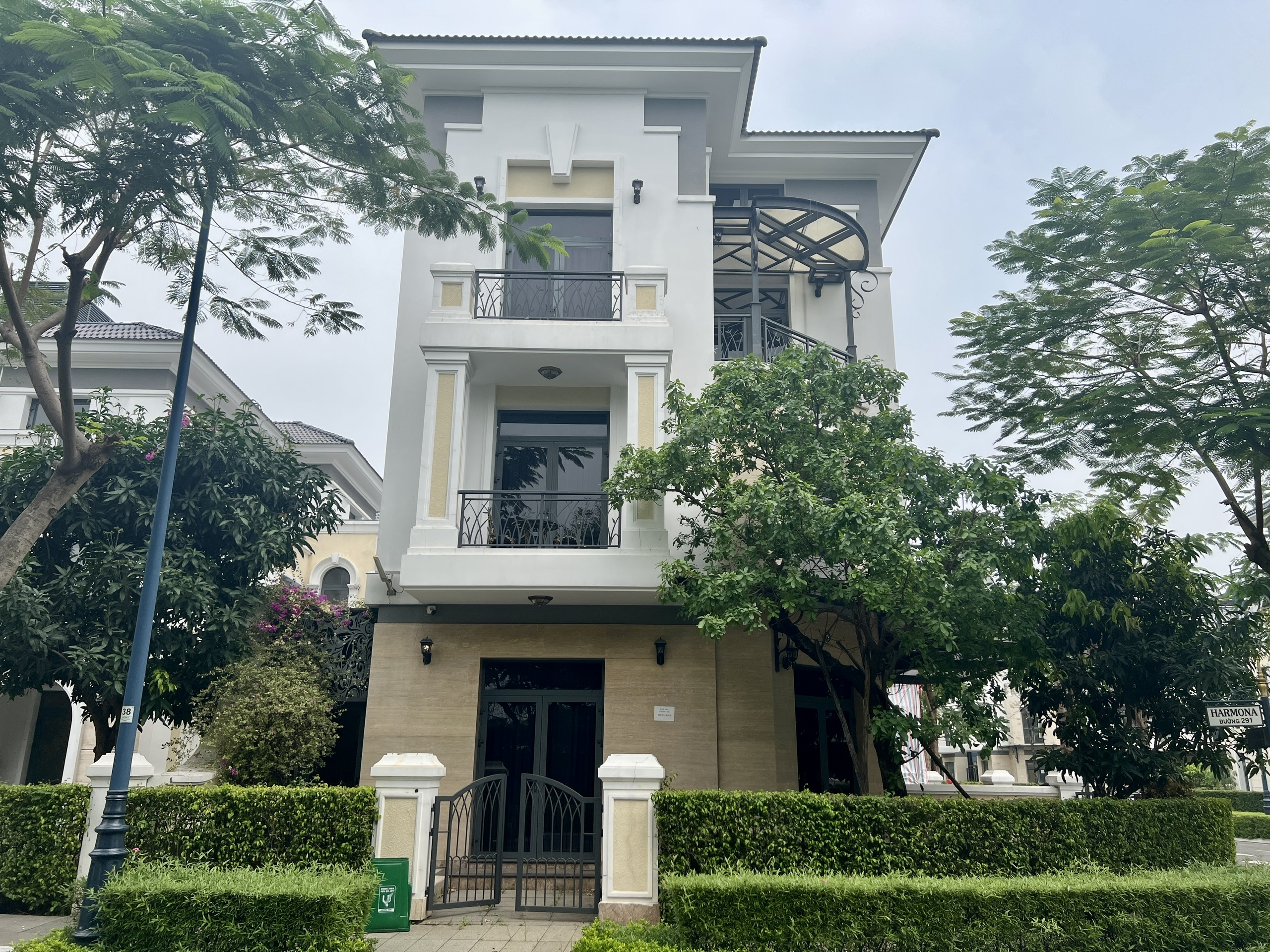 Bán biệt thự góc Verosa Park - Khang Điền, 109m2, full nội thất