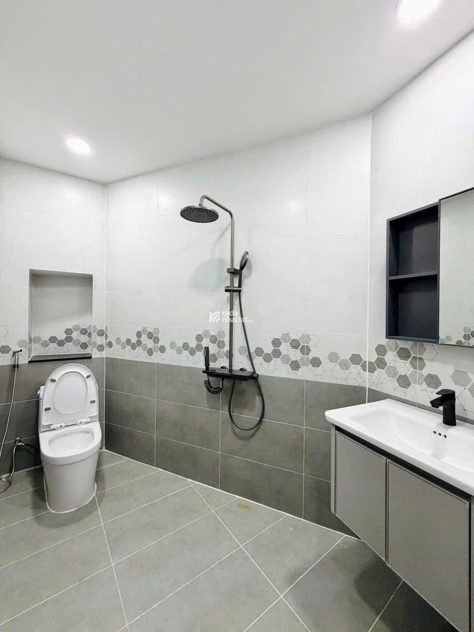 Bán gấp nhà DT 32,4m2 giá 2tỷ850 đường Hoàng Hoa Thám P6 Quận Tân Bình