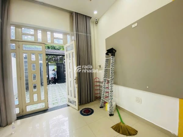 CHO THUÊ NHÀ MT ĐƯỜNG KDC 606, GIÁP HỒNG LONG, 1 TRỆT 2 LẦU, SÂN XE HƠI, 17TR.