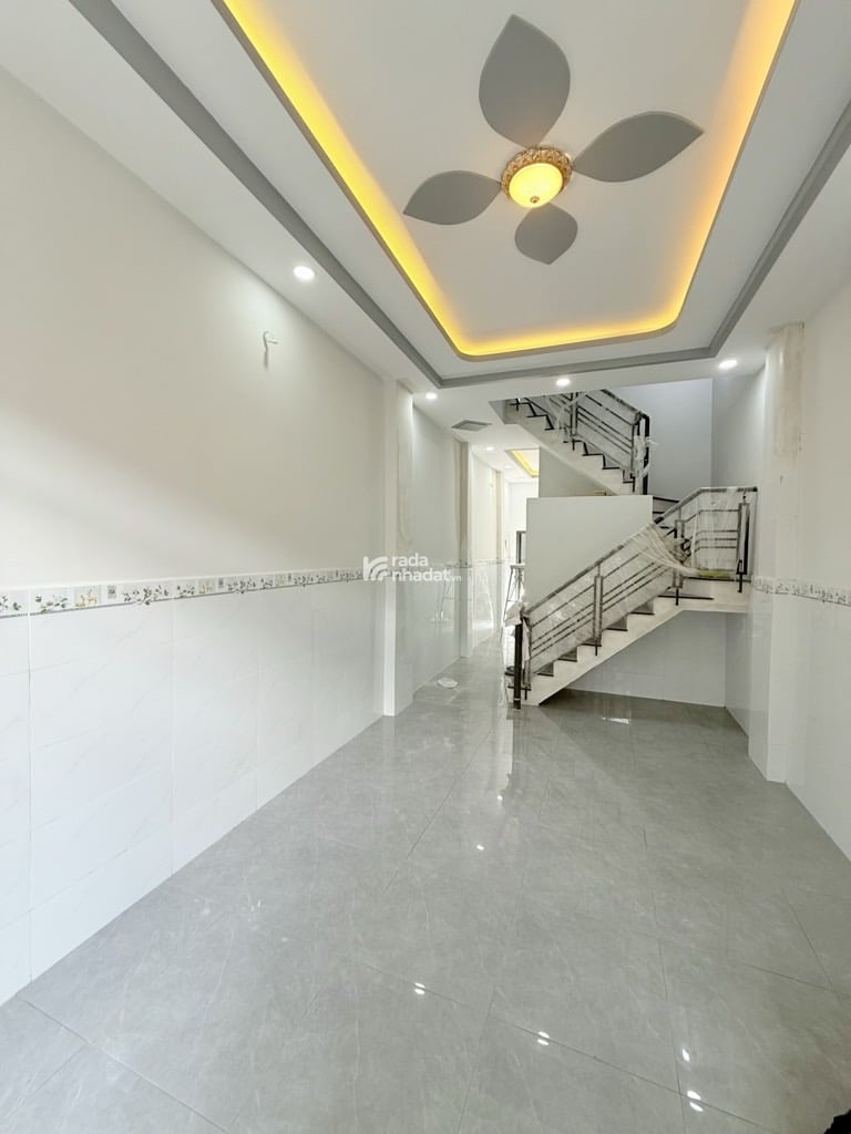 Nhà đẹp căn góc nở hậu, hẻm ô tô con thông thoáng, 2 tầng, Âu Cơ, Tân Phú, chỉ 5 tỷ