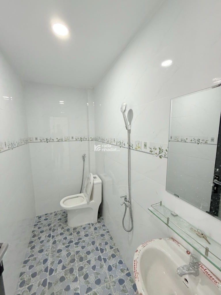 Nhà đẹp căn góc nở hậu, hẻm ô tô con thông thoáng, 2 tầng, Âu Cơ, Tân Phú, chỉ 5 tỷ