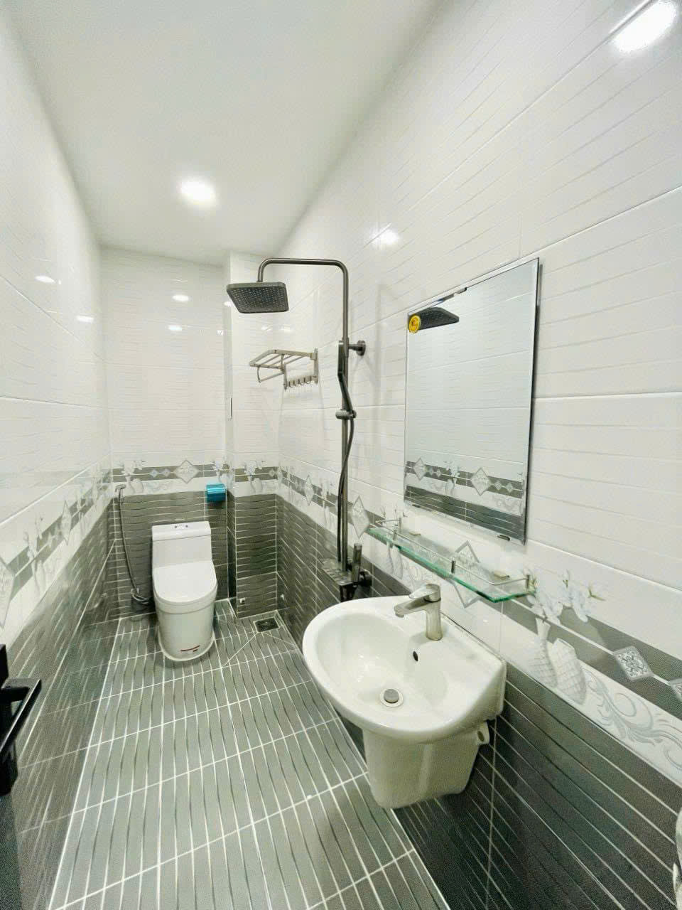 Xoay vốn kinh doanh bán gấp nhà 4 tầng Nguyễn Thượng Hiền, Phú Nhuận, 53m2, SHR giá 3 tỷ 870 TL