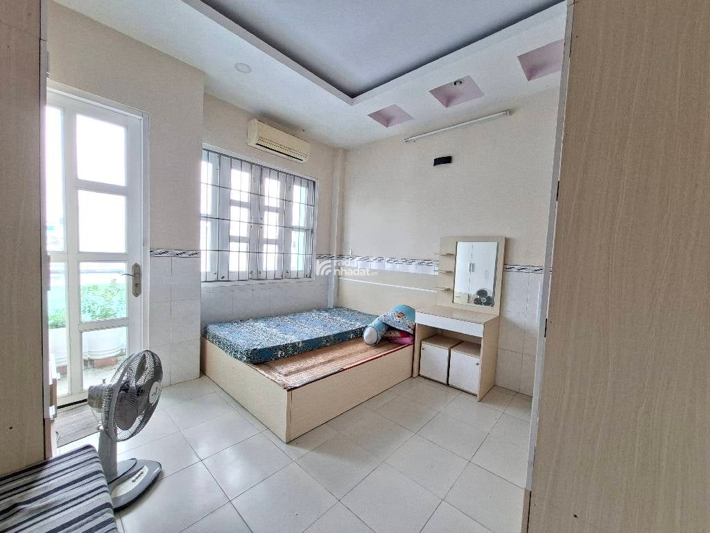  Hiện Trạng: Nhà 1 trệt,  lửng, 3 lầu. Gồm 5 phòng ngủ,  phòng thờ và 4 WC.  