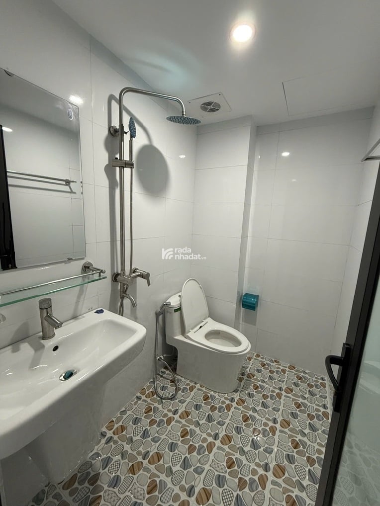 NGÃ TƯ CẦU GIẤY - NHÀ ĐẸP - SỔ VUÔNG - 5 TẦNG - 30M2 - 8 TỶ GẦN Ô TÔ QUAY ĐẦU