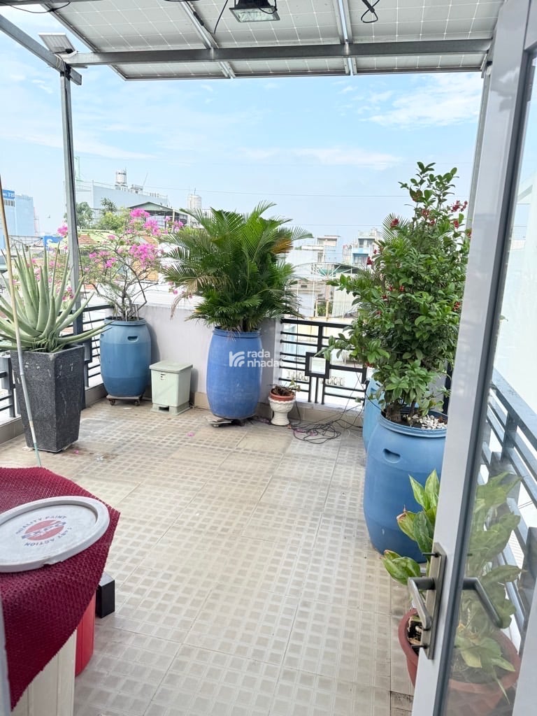 sát mặt tiền - giáp Q.5, Q.6, Q.10- Thuận tiện di chuyển ra các tuyến đường huyết mạch Hồng Bàng -