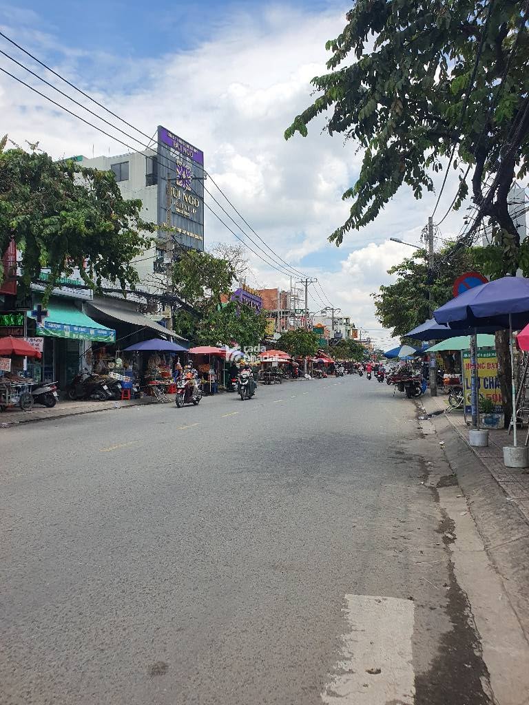 BÁN NHÀ HẺM XE HƠI TRÁNH NHAU, SÁT MẶT TIỀN GẦN CHỢ HIỆP BÌNH, 7X20 CHỈ 12,5 TỶ.