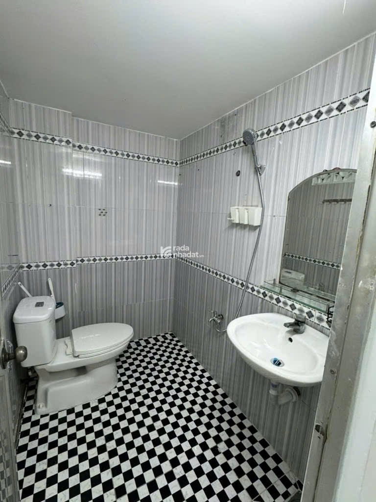 NHÀ ĐẸP GIÁ TỐT - Cách mặt tiền đường lớn vài bước chân