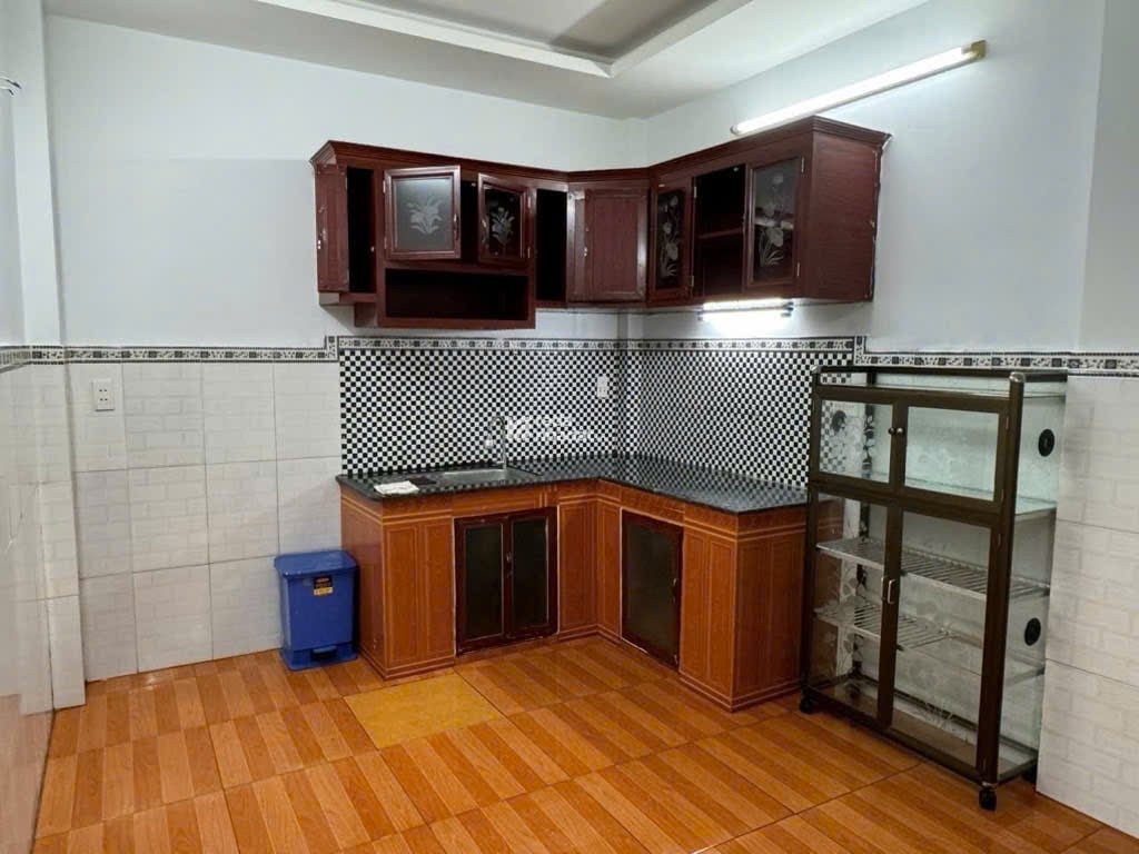 NHÀ ĐẸP GIÁ TỐT - Cách mặt tiền đường lớn vài bước chân