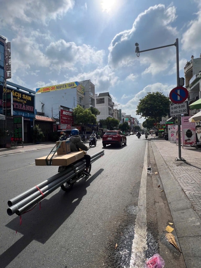  Mặt tiền đường 20m, cực kỳ đông đúc sầm uất, thuận tiện kinh doanh đa ngành nghề: ngân hàng 