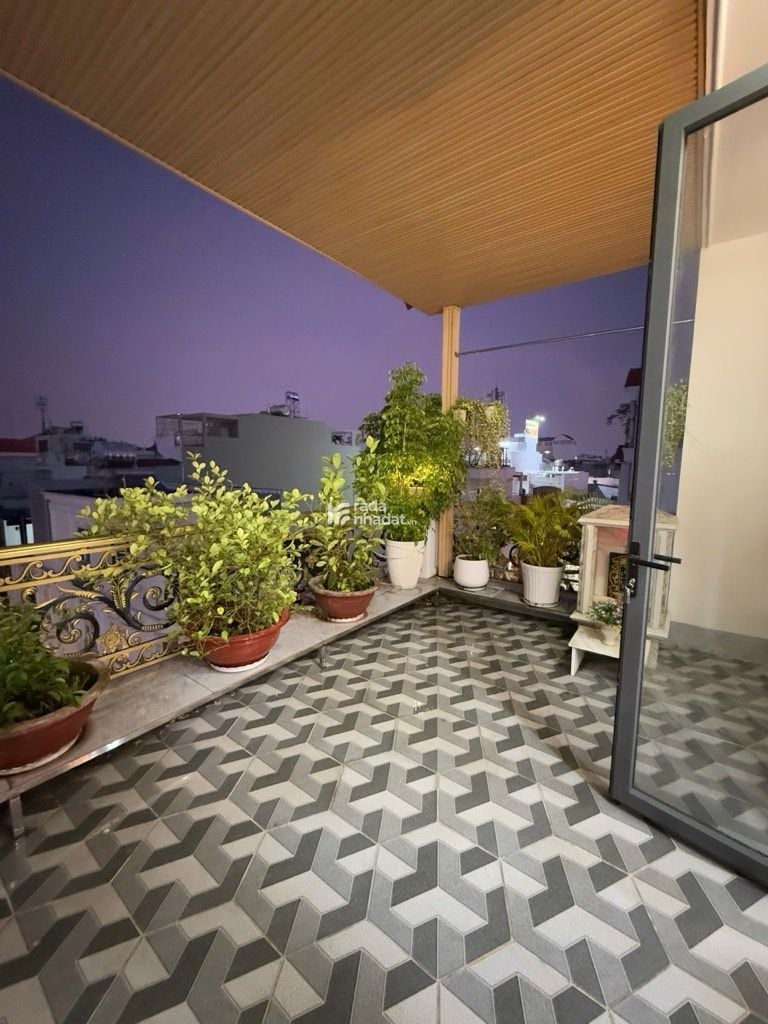 SIÊU PHẨM KẾ BÊN BÀU CÁT - TÂN BÌNH - XE HƠI NGỦ TRONG NHÀ - 5 TẦNG - 128 M2 - NHÀ MỚI CÓ THANG MÁY