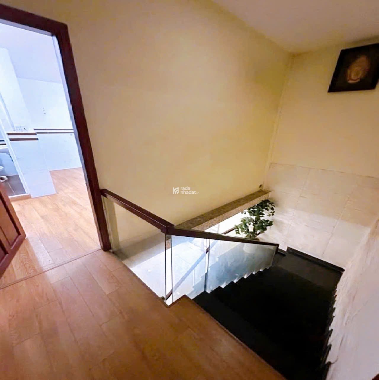 Nhà Lô góc QUẬN 3 -Cách Mạng Tháng Tám - 4 x 13 m - 6.8 tỷ