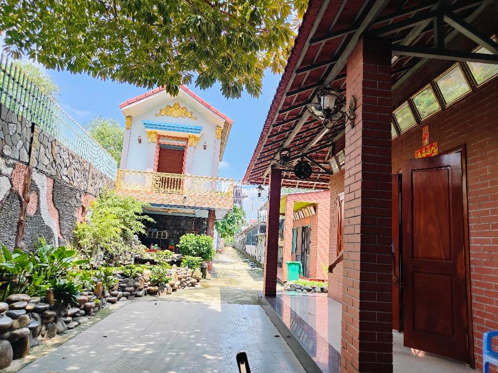 KHU NHÀ ĐẸP LUNG LINH, SÂN VƯỜN RỘNG LỚN, TRẠI THÚ ĐỘC LẠ, 3461m2; 24,5 TỶ.