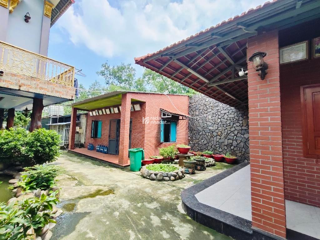 KHU NHÀ ĐẸP LUNG LINH, SÂN VƯỜN RỘNG LỚN, TRẠI THÚ ĐỘC LẠ, 3461m2; 24,5 TỶ.