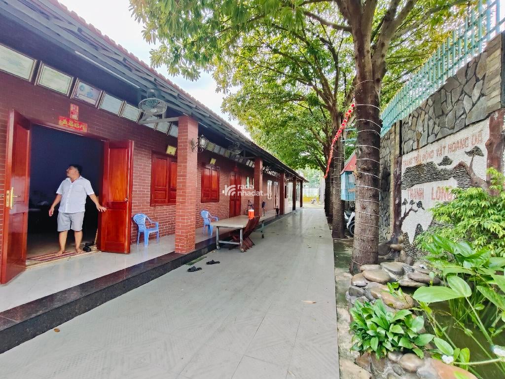 KHU NHÀ ĐẸP LUNG LINH, SÂN VƯỜN RỘNG LỚN, TRẠI THÚ ĐỘC LẠ, 3461m2; 24,5 TỶ.