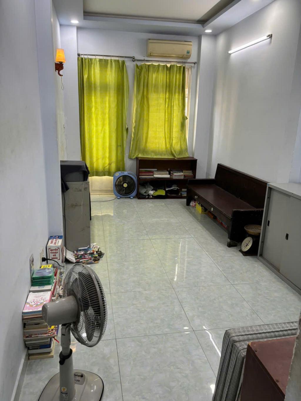 Kết cấu: 1 trệt, lửng, 2 lầu sân thượng BTCT, 3PN, 4WC