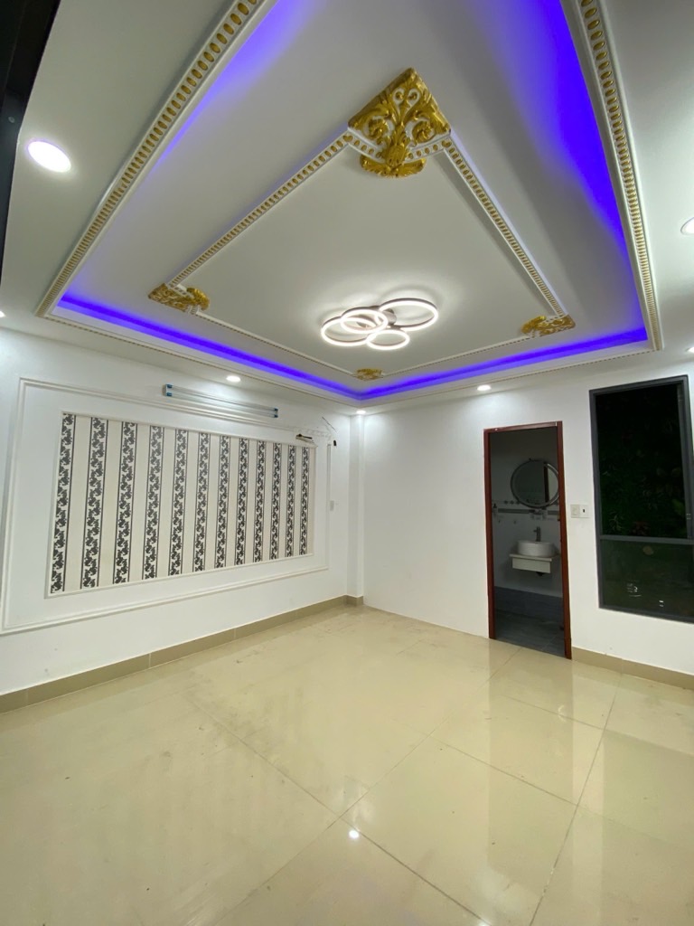 Hẻm trước nhà rộng sáu mét xe hơi ra vào thoải mái khu dân cư yên tĩnh an ninh tốt