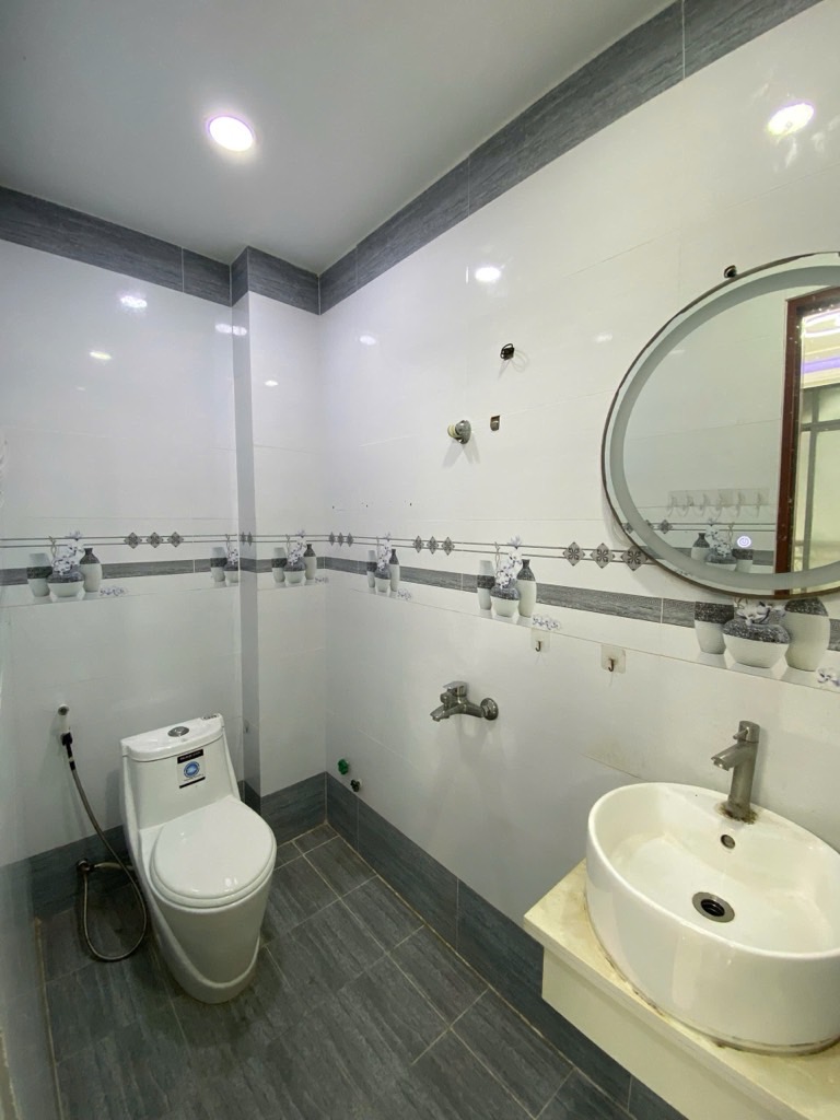 Hẻm trước nhà rộng sáu mét xe hơi ra vào thoải mái khu dân cư yên tĩnh an ninh tốt