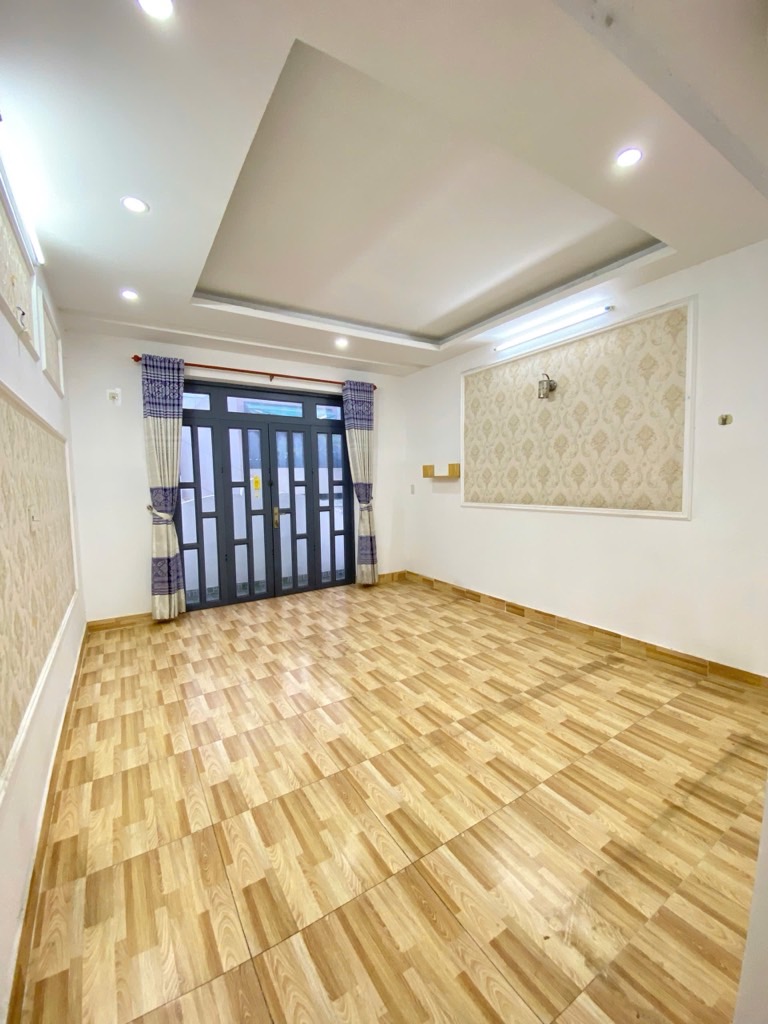 Hẻm trước nhà rộng sáu mét xe hơi ra vào thoải mái khu dân cư yên tĩnh an ninh tốt