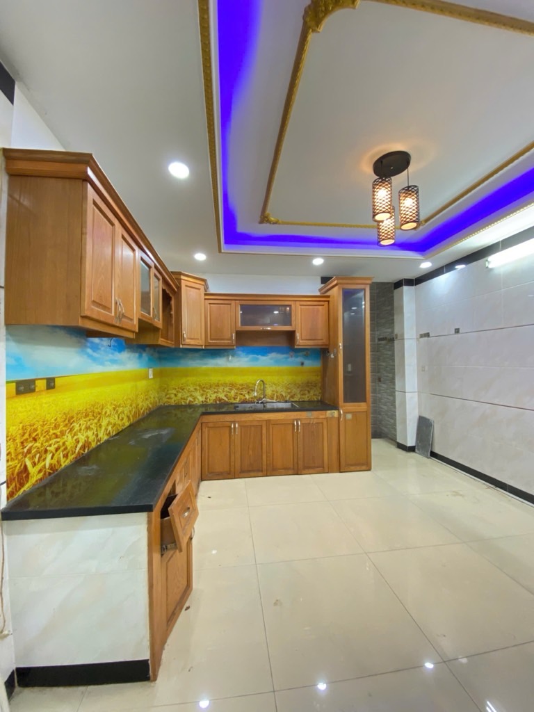 Hẻm trước nhà rộng sáu mét xe hơi ra vào thoải mái khu dân cư yên tĩnh an ninh tốt