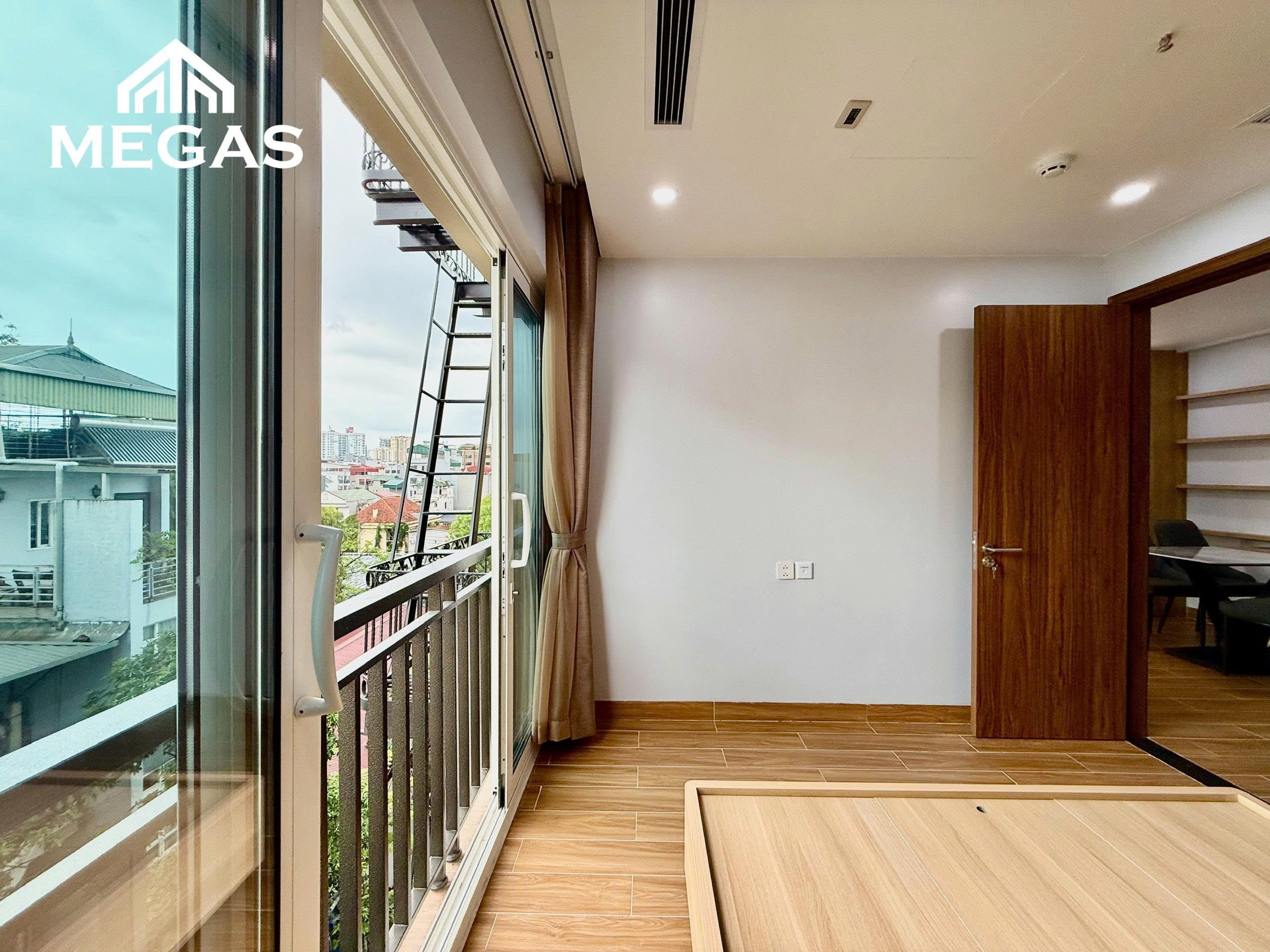 CHO THUÊ CĂN HỘ 1PN 50M2 NGAY MẶT ĐƯỜNG LỚN LẠC LONG QUÂN - ĐỐI DIỆN HỒ TÂY 