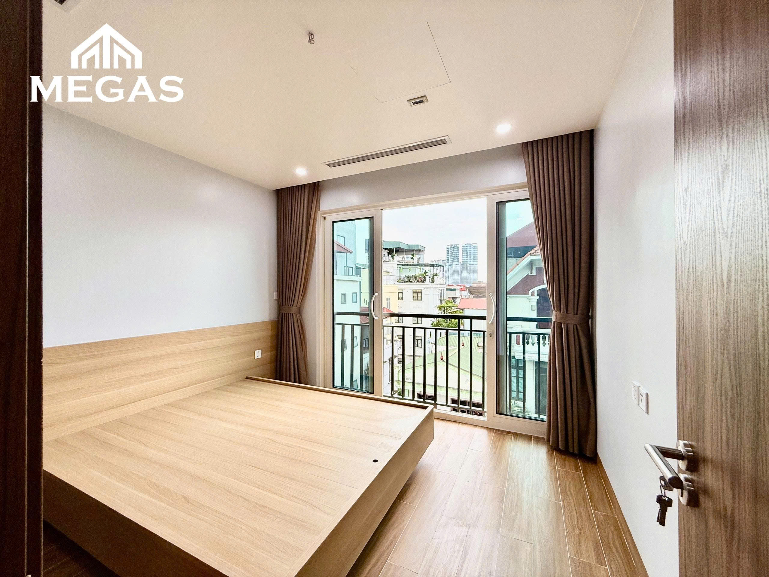 CHO THUÊ CĂN HỘ 1PN 50M2 NGAY MẶT ĐƯỜNG LỚN LẠC LONG QUÂN - ĐỐI DIỆN HỒ TÂY 