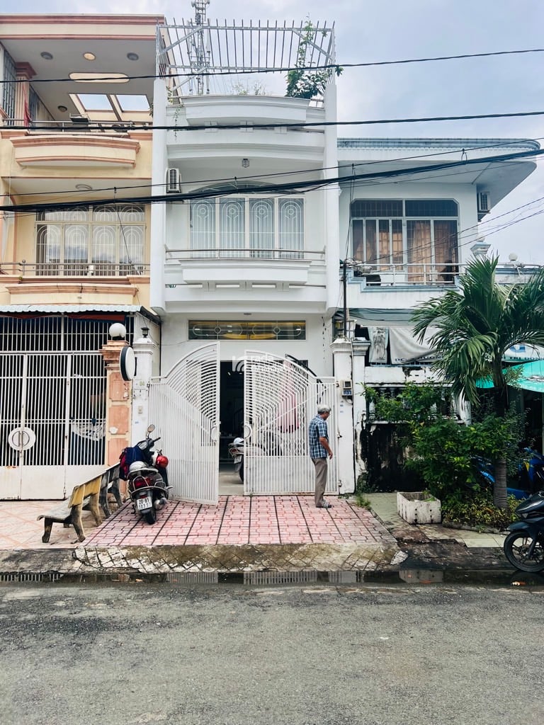 * Kết cấu 1 trệt 2 lầu sân thượng . Có 4 phòng ngủ - 3wc .... 