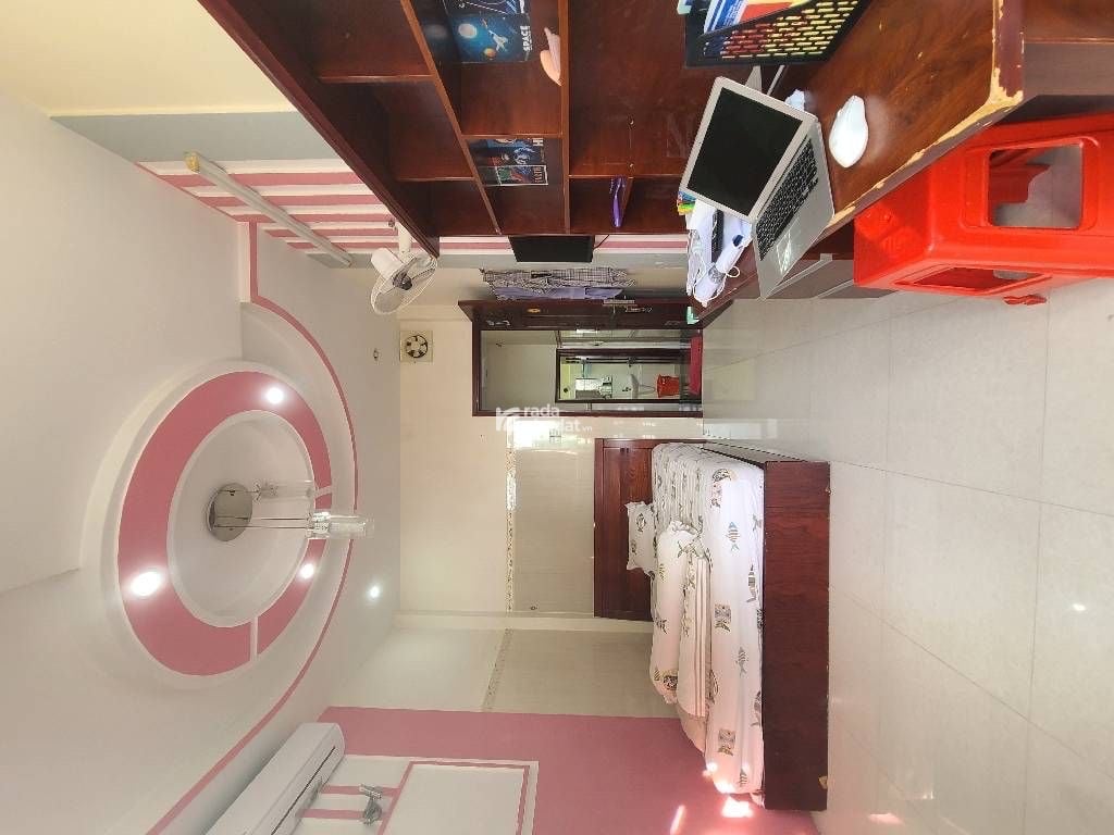 Mô tả: Nhà xây kiên cố hoàn công đầy đủ.DTCN 31m2: 3.3mx 9.2m vuông.Gồm 2PN sẵn 1 Phòng dự kiến, 3W