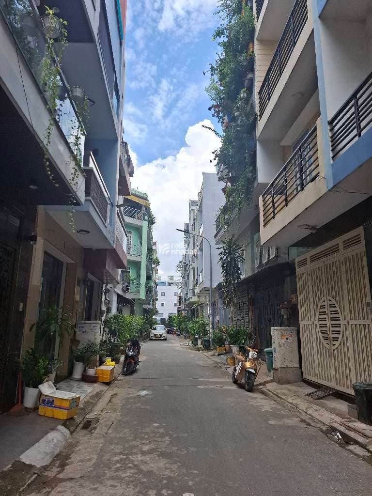 Kết cấu: Số tầng: (gồm 1 trệt, 2 lầu, ban công, sân thượng đúc chắc chắn, có 4PN, 5WC 