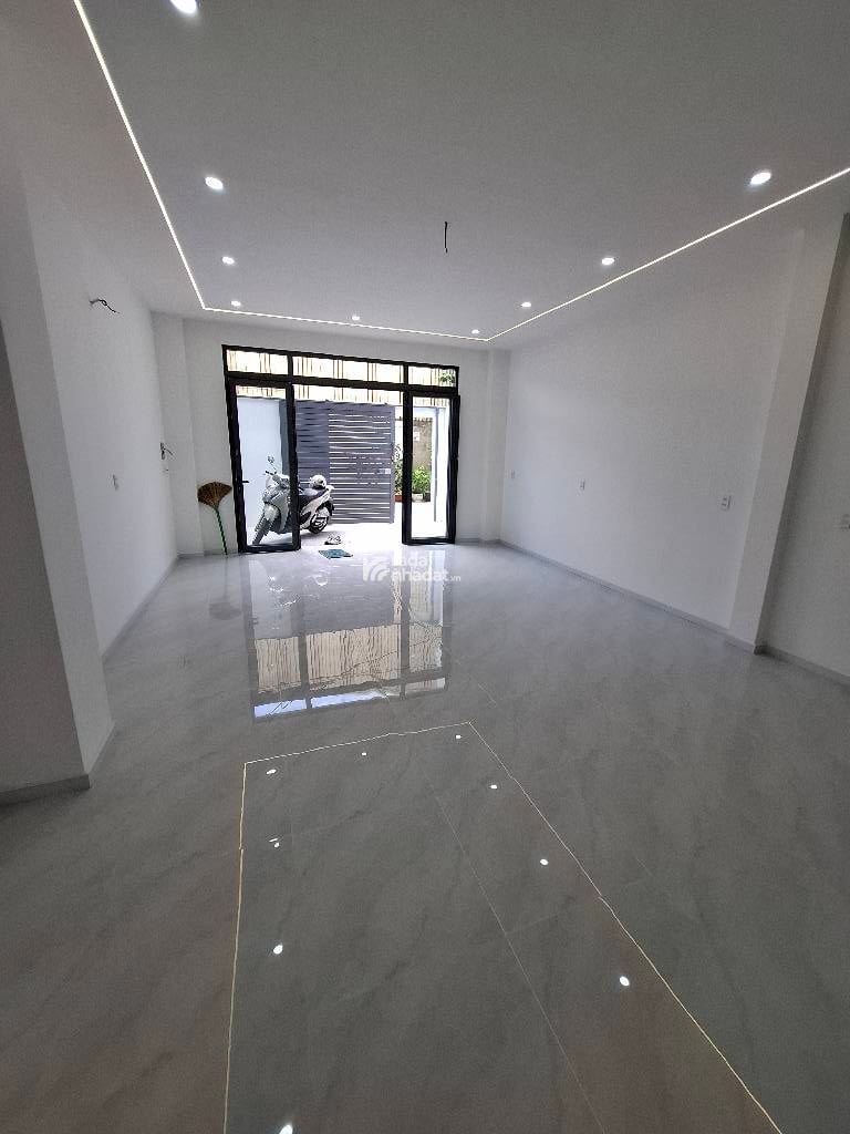 Kết cấu: Số tầng: (gồm 1 trệt, 2 lầu, ban công, sân thượng đúc chắc chắn, có 4PN, 5WC 