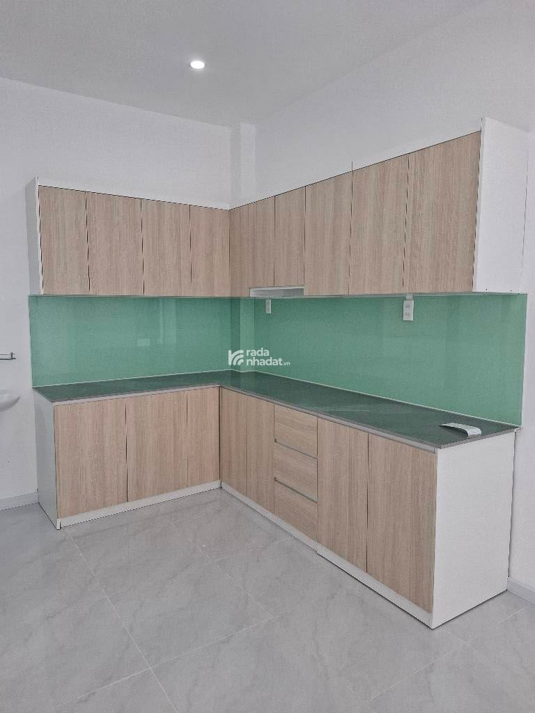 Kết cấu: Số tầng: (gồm 1 trệt, 2 lầu, ban công, sân thượng đúc chắc chắn, có 4PN, 5WC 